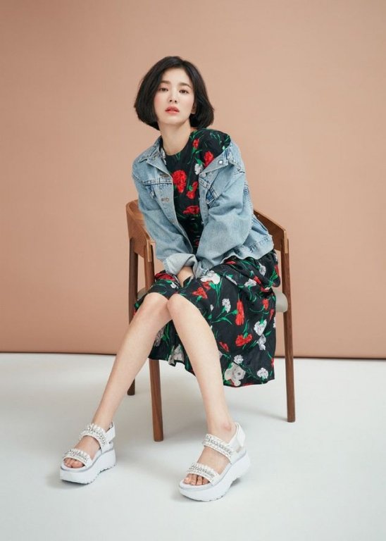 song-hye-kyo-khoe-minh-hac-xuong-mai-trong-bo-anh-moi-nhung-fan-van-don-doan-chuyen-ly-hon-vi-phat-hien-diem-nay