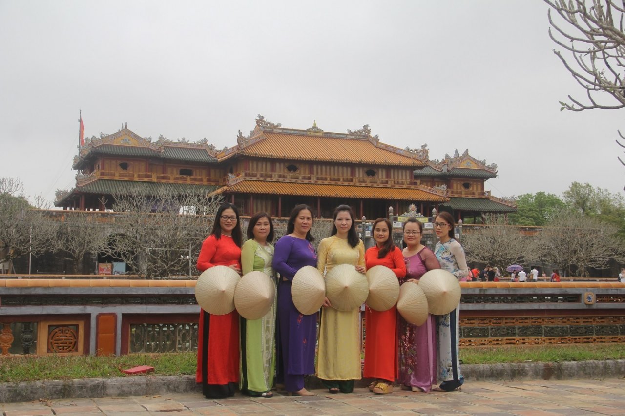 chi-em-phu-nu-xinh-dep-trong-ta-ao-dai-tha-bo-di-choi-ngay-83