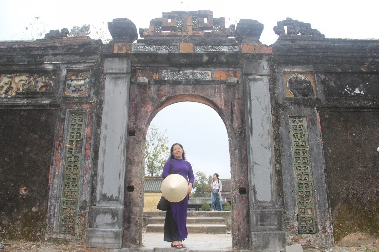 chi-em-phu-nu-xinh-dep-trong-ta-ao-dai-tha-bo-di-choi-ngay-83