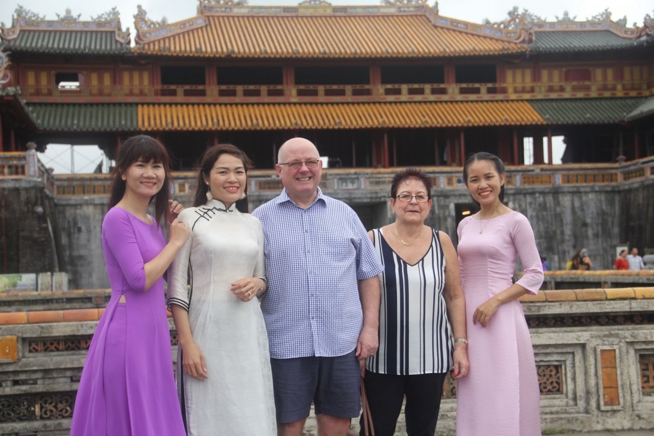 chi-em-phu-nu-xinh-dep-trong-ta-ao-dai-tha-bo-di-choi-ngay-83