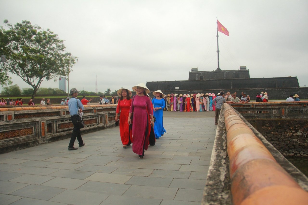 chi-em-phu-nu-xinh-dep-trong-ta-ao-dai-tha-bo-di-choi-ngay-83