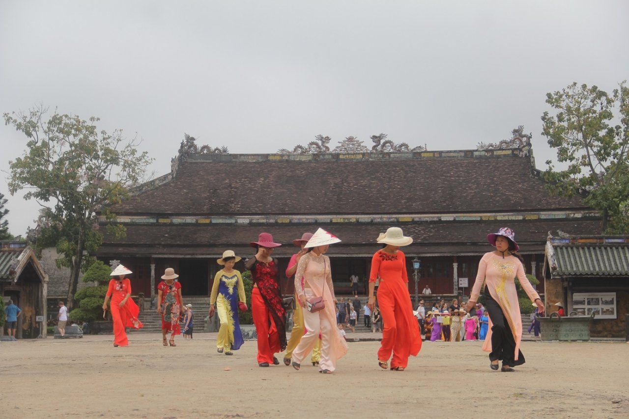 chi-em-phu-nu-xinh-dep-trong-ta-ao-dai-tha-bo-di-choi-ngay-83