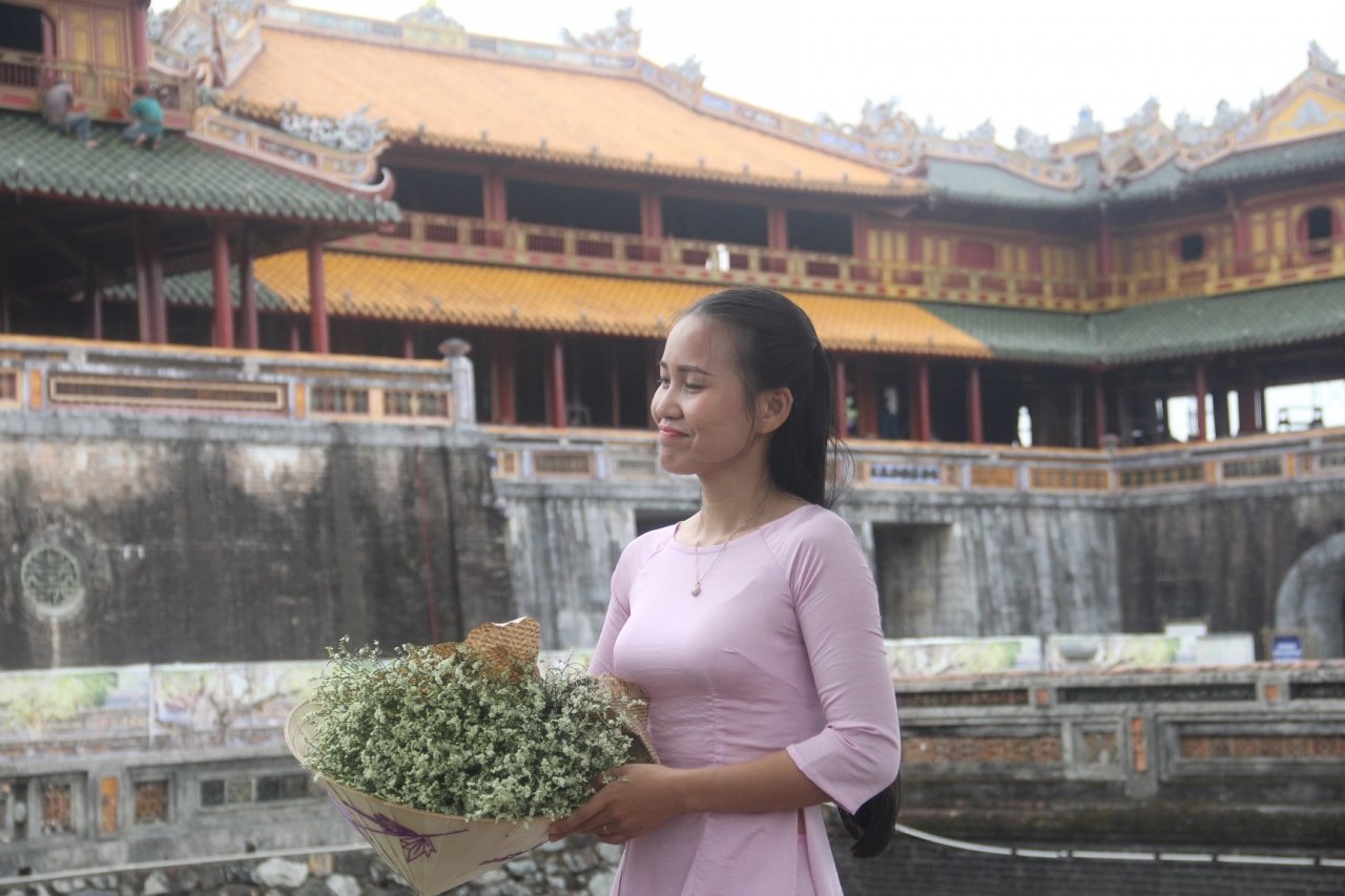 chi-em-phu-nu-xinh-dep-trong-ta-ao-dai-tha-bo-di-choi-ngay-83