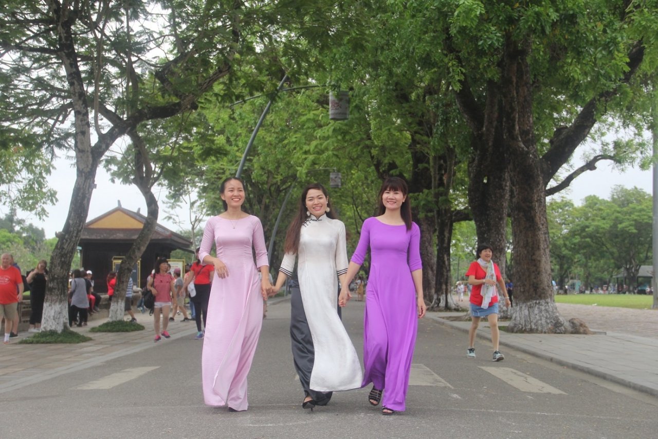 chi-em-phu-nu-xinh-dep-trong-ta-ao-dai-tha-bo-di-choi-ngay-83
