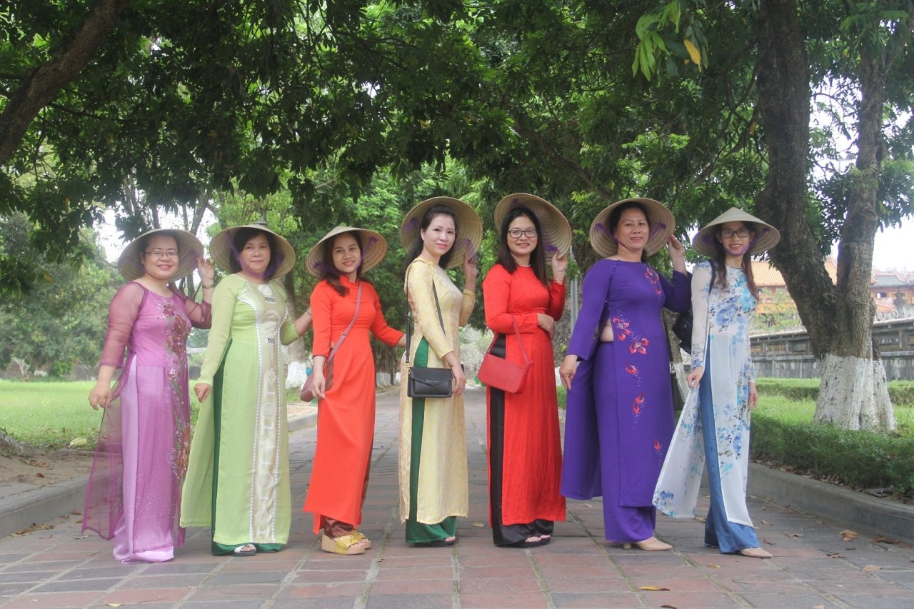 chi-em-phu-nu-xinh-dep-trong-ta-ao-dai-tha-bo-di-choi-ngay-83