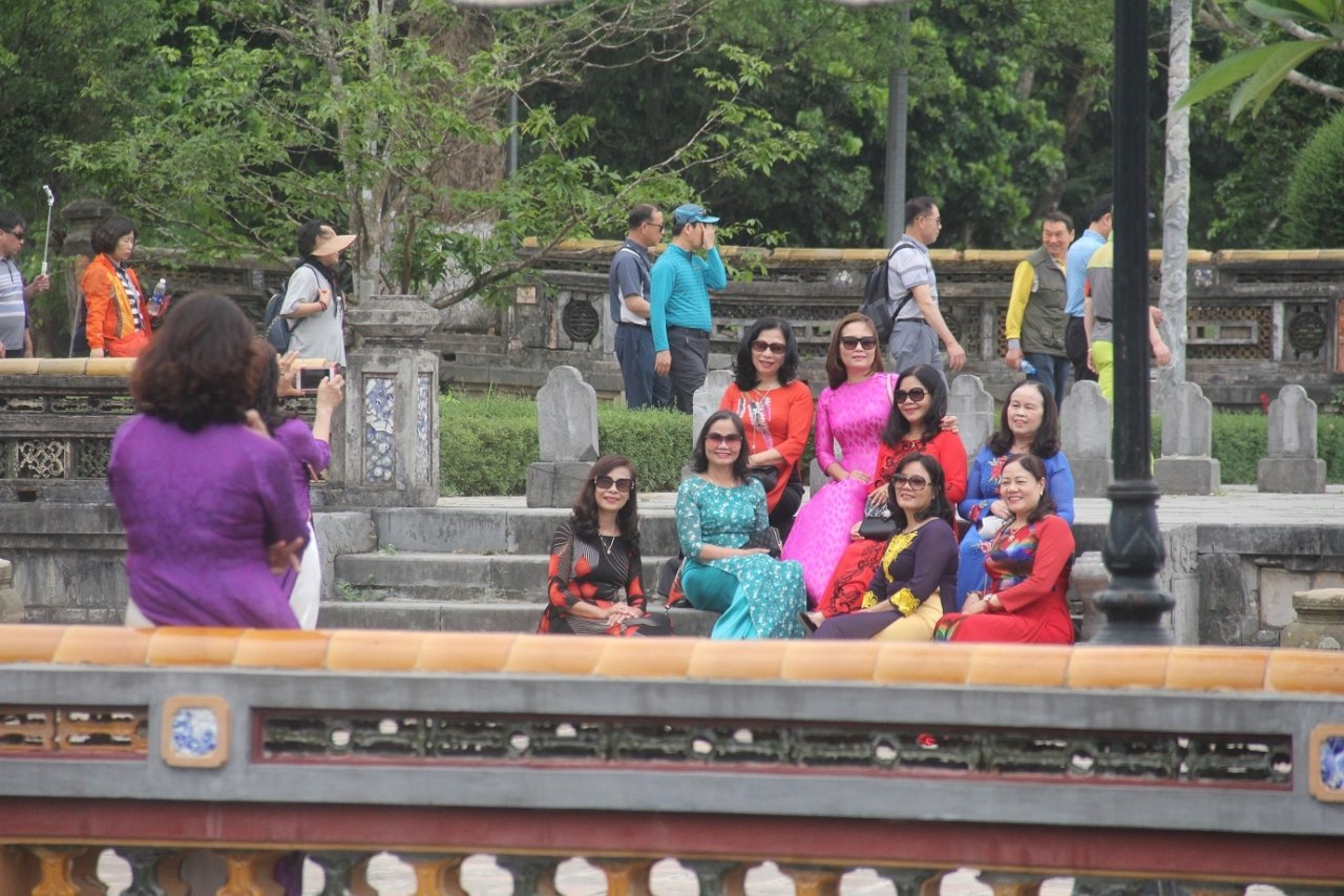 chi-em-phu-nu-xinh-dep-trong-ta-ao-dai-tha-bo-di-choi-ngay-83