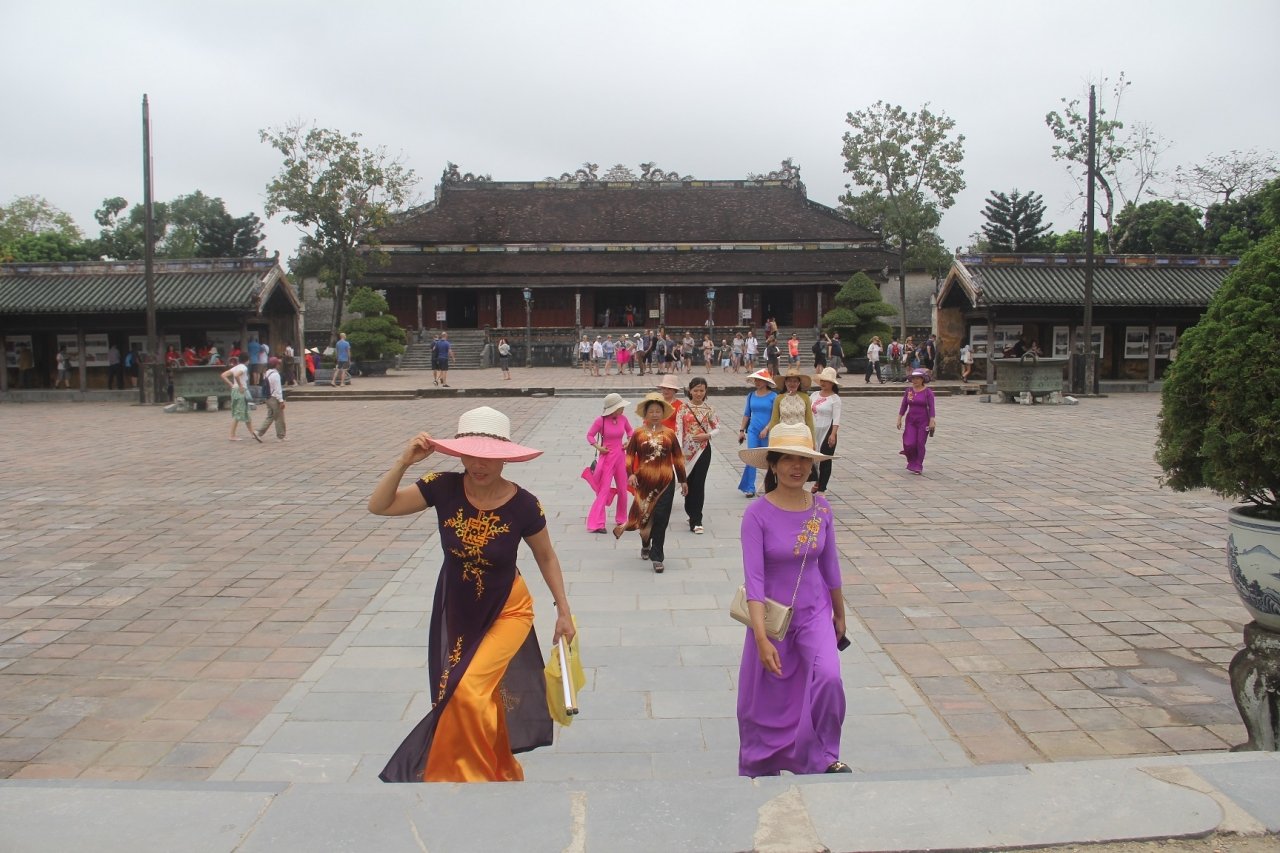 chi-em-phu-nu-xinh-dep-trong-ta-ao-dai-tha-bo-di-choi-ngay-83