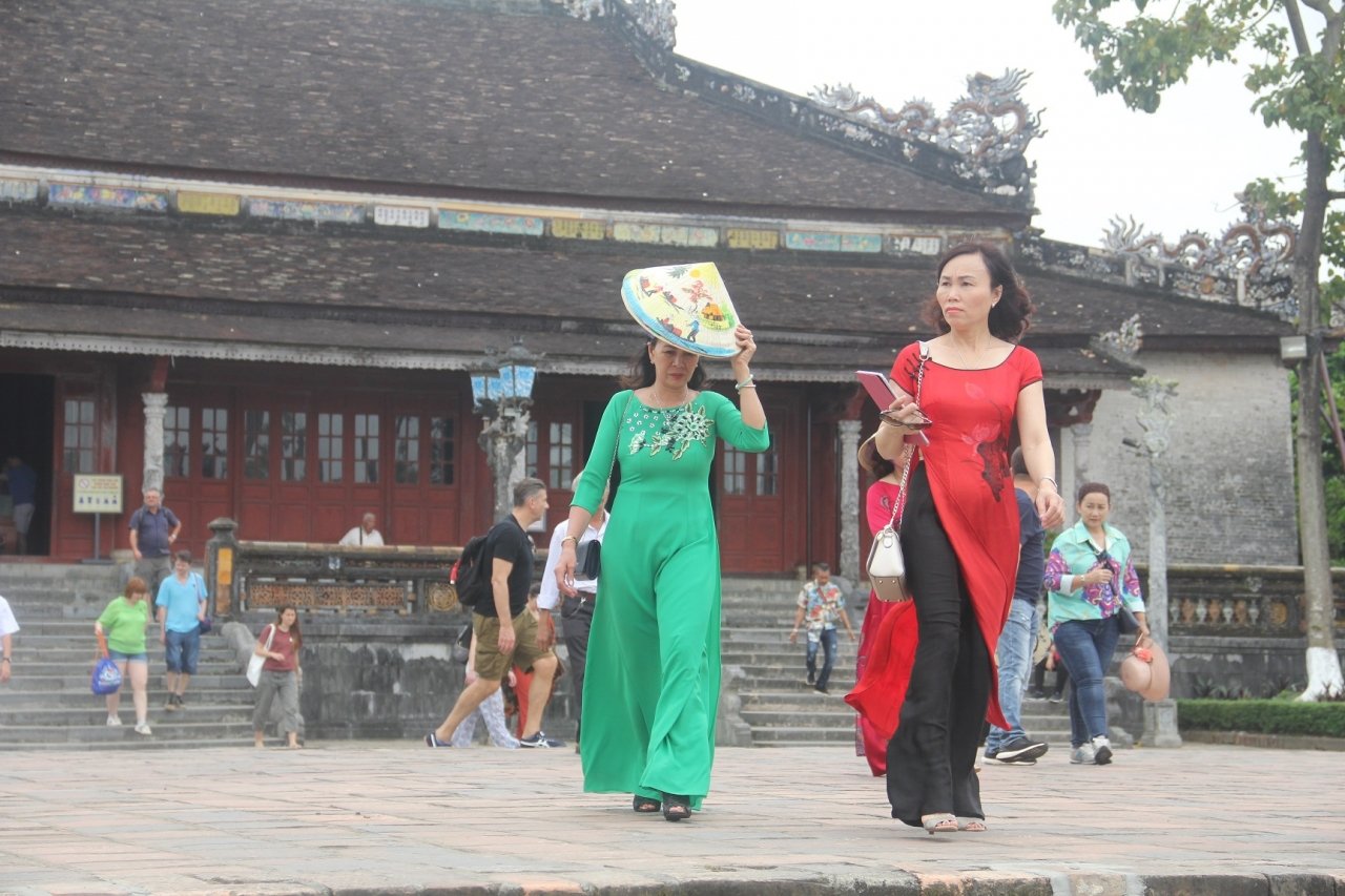 chi-em-phu-nu-xinh-dep-trong-ta-ao-dai-tha-bo-di-choi-ngay-83