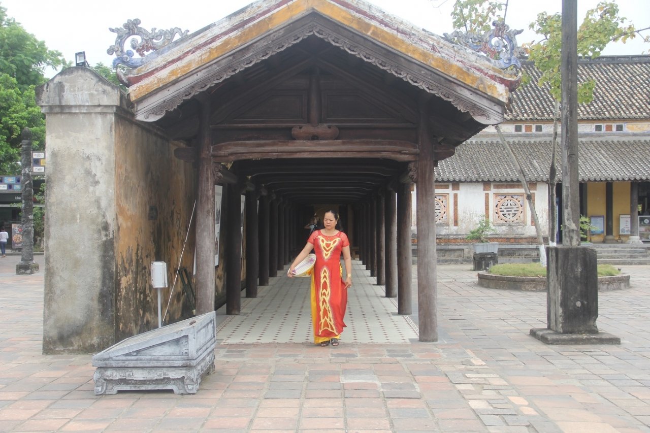 chi-em-phu-nu-xinh-dep-trong-ta-ao-dai-tha-bo-di-choi-ngay-83