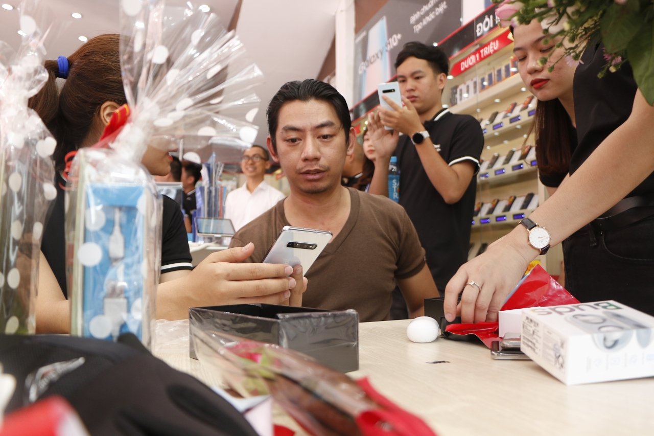 galaxy-s10-s10-plus-bat-dau-len-ke-chinh-hang-tai-viet-nam