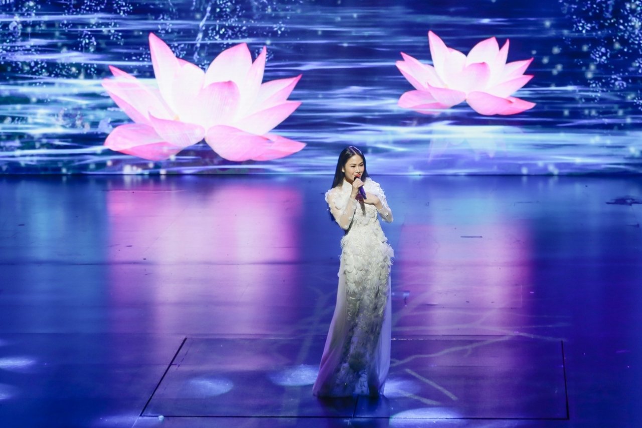 my-nhan-sao-mai-dang-quang-hoa-hau-ao-dai-viet-nam