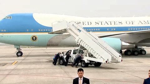 15 phút căng thẳng khi đón Air Force One của tổng thống Mỹ
