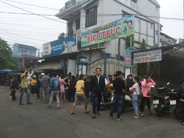 cam-canh-phu-huynh-thuc-trang-dem-cho-nop-ho-so-vao-truong-mam-non-cho-con