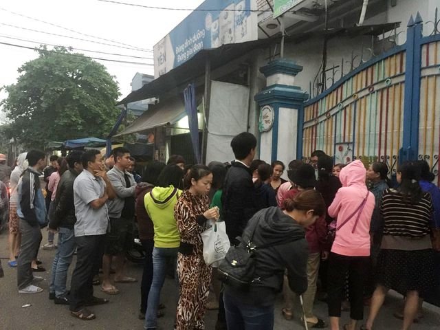 cam-canh-phu-huynh-thuc-trang-dem-cho-nop-ho-so-vao-truong-mam-non-cho-con