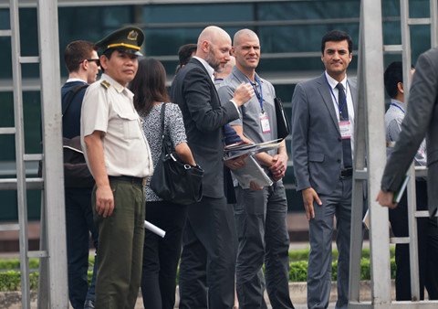 15 phút căng thẳng khi đón Air Force One của tổng thống Mỹ