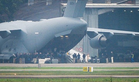 15 phút căng thẳng khi đón Air Force One của tổng thống Mỹ