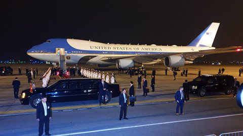 15 phút căng thẳng khi đón Air Force One của tổng thống Mỹ
