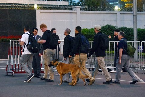 15 phút căng thẳng khi đón Air Force One của tổng thống Mỹ