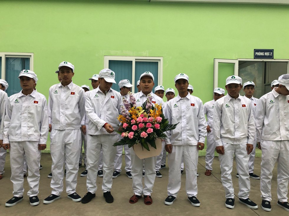 Hot boy, hot girl hôm nào, giờ Lệ Rơi làm công nhân, Bà Tưng bán mỹ phẩm