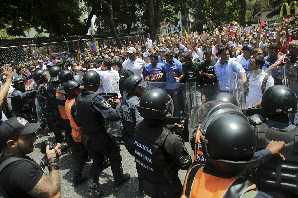 anh-bieu-tinh-quy-mo-lon-cua-phe-doi-lap-va-ung-ho-chinh-phu-o-venezuela