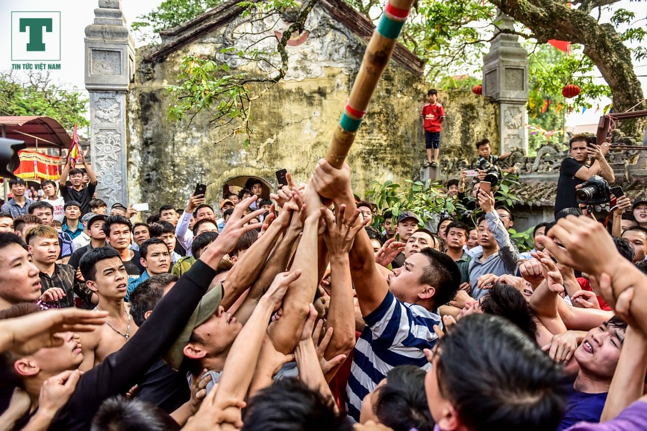 dam-da-tui-bui-tranh-loc-de-con-trai-o-le-hoi-giang-bong