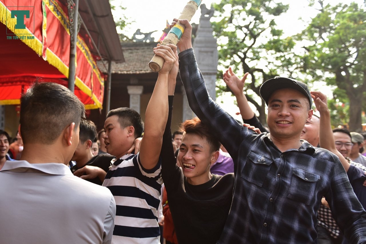 dam-da-tui-bui-tranh-loc-de-con-trai-o-le-hoi-giang-bong
