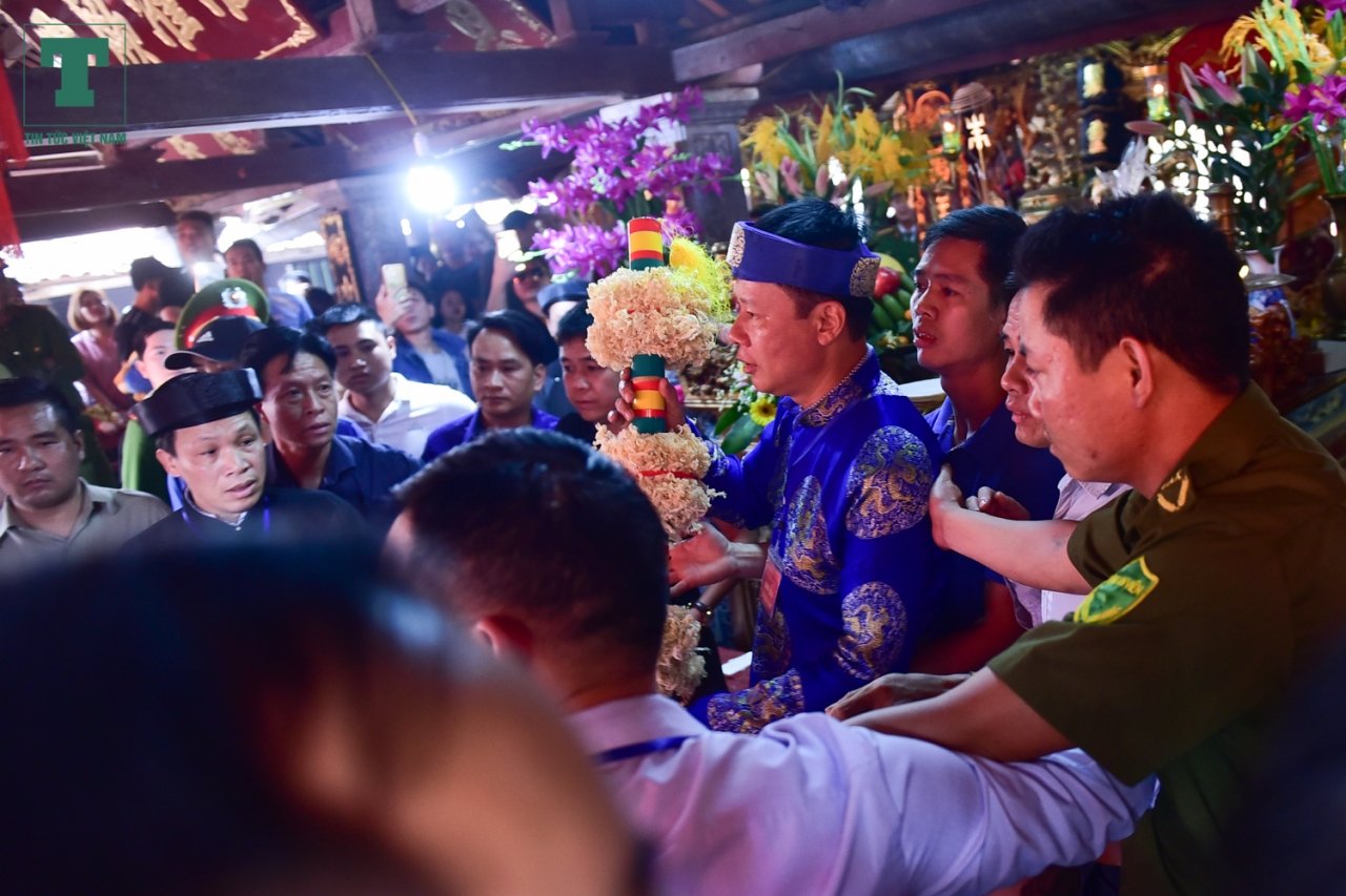 dam-da-tui-bui-tranh-loc-de-con-trai-o-le-hoi-giang-bong