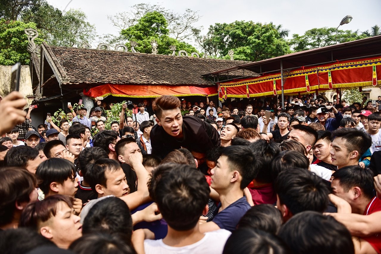 dam-da-tui-bui-tranh-loc-de-con-trai-o-le-hoi-giang-bong