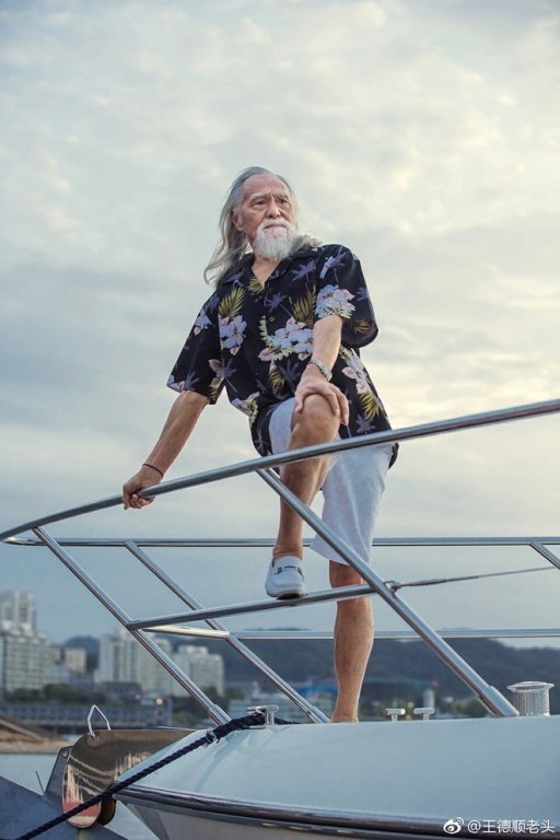 'Nam thần tuổi 83': Tự lái xe, đóng cảnh hành động, làm người mẫu
