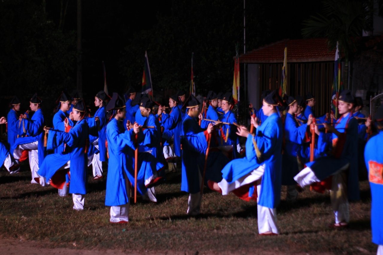 hue-trang-trong-te-dan-xa-tac-luc-rang-sang