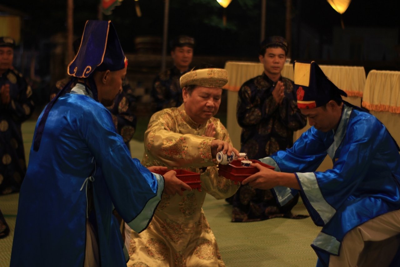 hue-trang-trong-te-dan-xa-tac-luc-rang-sang