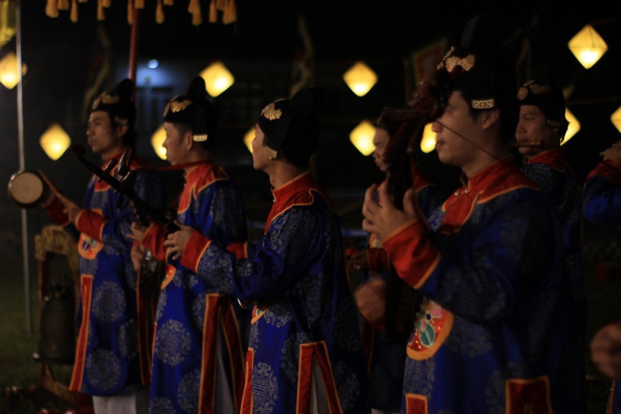 hue-trang-trong-te-dan-xa-tac-luc-rang-sang