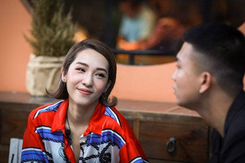 Emily: 'Chúng tôi nhắn tin cho nhau nhiều hơn nói chuyện'