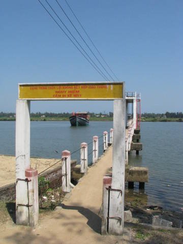 chuyen-ron-nguoi-ben-chan-cau-vinh-biet