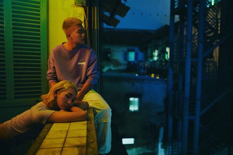 Emily: 'Chúng tôi nhắn tin cho nhau nhiều hơn nói chuyện'