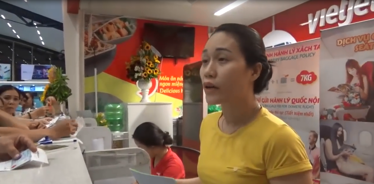 tin-tai-nan-giao-thong-moi-nhat-133-vietjet-khien-khach-hang-buc-xuc-co-gai-tre-bi-danh-dap-moi-vi-chup-hinh-xe-buyt-nhai-boeing-737-max-8-gap-be-boi