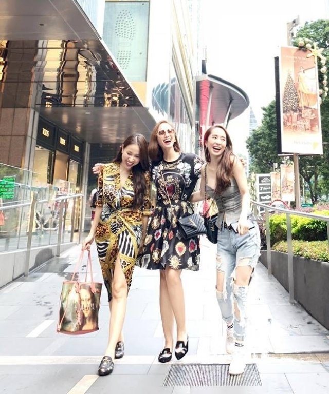 Nhóm bạn thân toàn 'trai xinh gái đẹp' của showbiz Việt