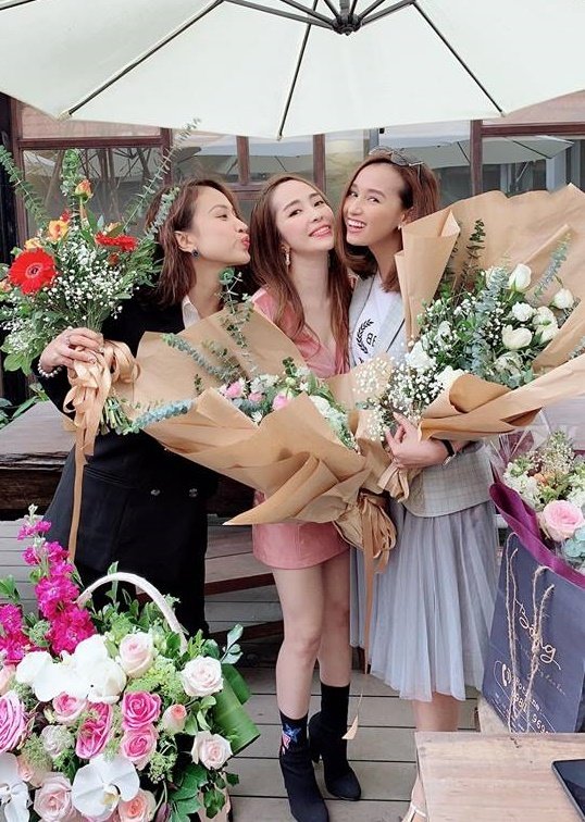 Nhóm bạn thân toàn 'trai xinh gái đẹp' của showbiz Việt