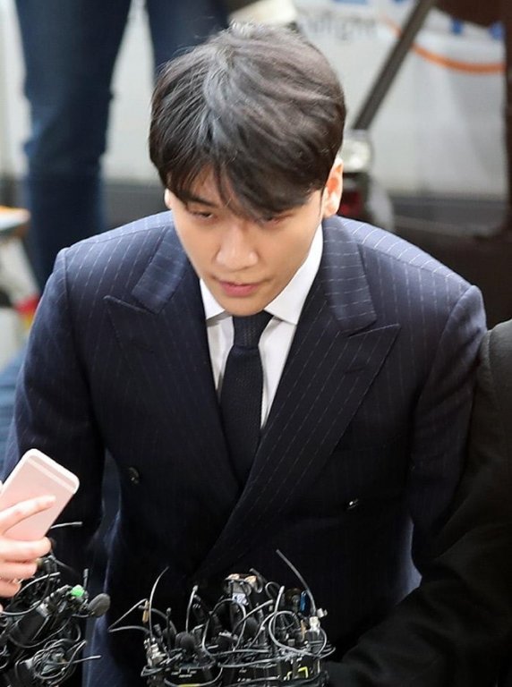 seungri-xuat-hien-cui-dau-xin-loi-khi-den-trinh-dien-tai-so-canh-sat