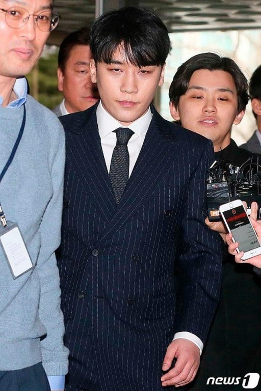 seungri-xuat-hien-cui-dau-xin-loi-khi-den-trinh-dien-tai-so-canh-sat