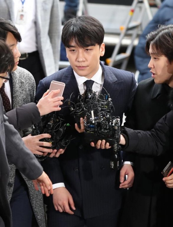 seungri-xuat-hien-cui-dau-xin-loi-khi-den-trinh-dien-tai-so-canh-sat
