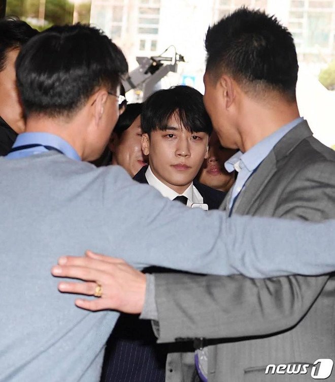 seungri-xuat-hien-cui-dau-xin-loi-khi-den-trinh-dien-tai-so-canh-sat