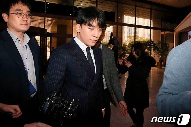 seungri-xuat-hien-cui-dau-xin-loi-khi-den-trinh-dien-tai-so-canh-sat