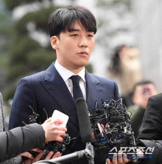 seungri-xuat-hien-cui-dau-xin-loi-khi-den-trinh-dien-tai-so-canh-sat