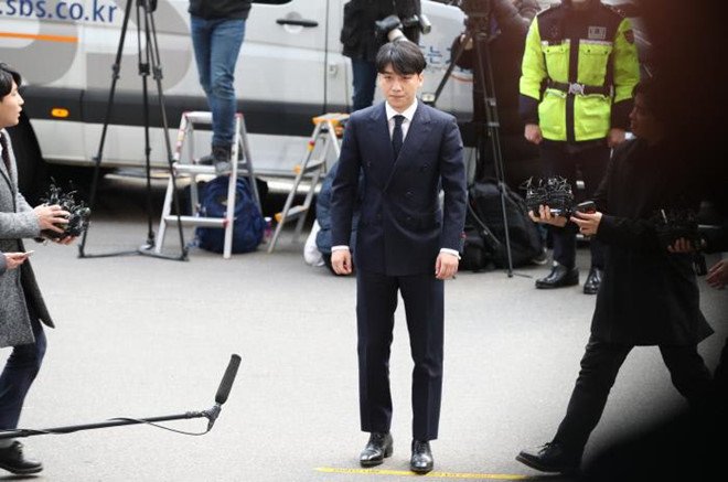 seungri-xuat-hien-cui-dau-xin-loi-khi-den-trinh-dien-tai-so-canh-sat