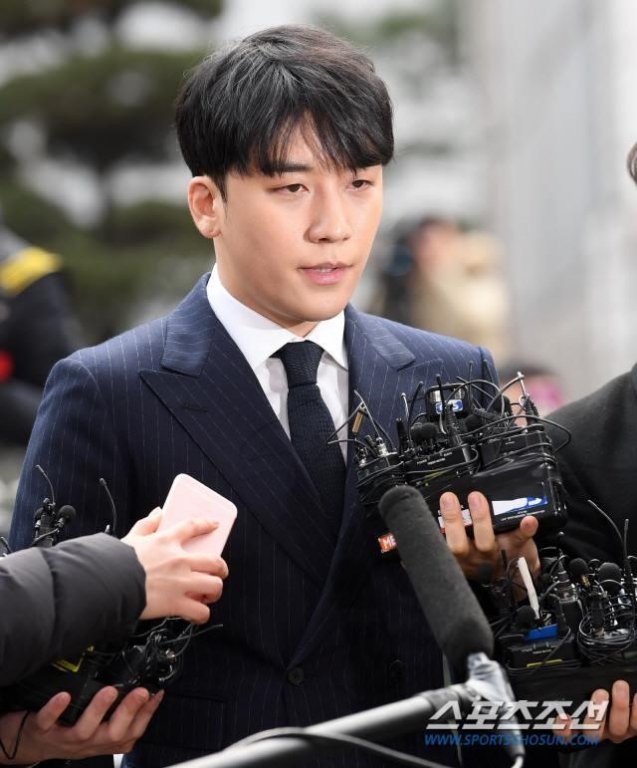 seungri-xuat-hien-cui-dau-xin-loi-khi-den-trinh-dien-tai-so-canh-sat
