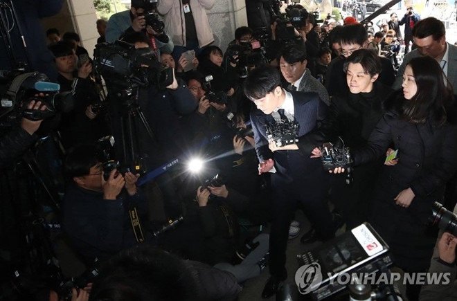 seungri-xuat-hien-cui-dau-xin-loi-khi-den-trinh-dien-tai-so-canh-sat