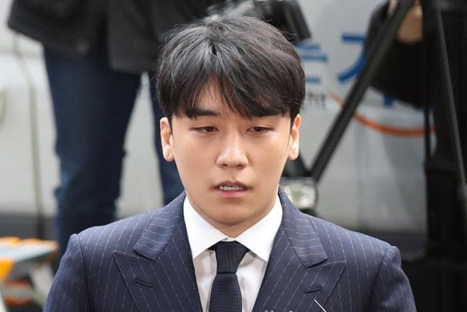 seungri-xuat-hien-cui-dau-xin-loi-khi-den-trinh-dien-tai-so-canh-sat