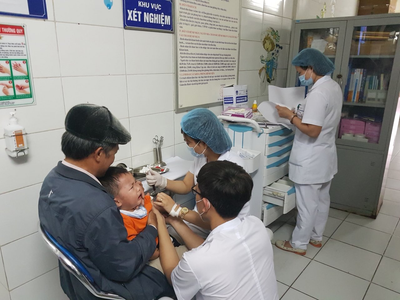 400-hoc-sinh-dong-loat-di-xet-nghiem-san-ca-lang-chung-toi-dang-het-suc-hoang-mang