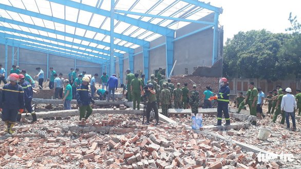 Sập bức tường hơn 300m2 đang xây, 6 công nhân thiệt mạng